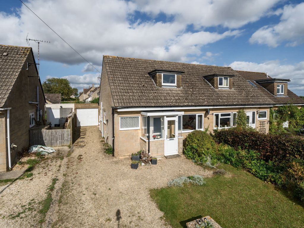 2 bed bungalow for sale in Meysey Close, Meysey Hampton, Cirencester, Gloucestershire GL7, £