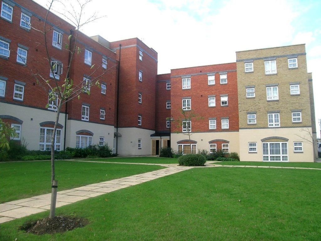 2 bed flat to rent in Holyhead Mews, Cippenham, Slough SL1, £1,500 pcm