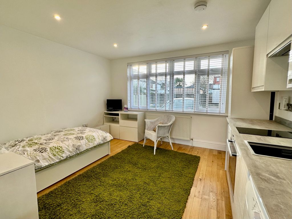 Studio to rent in Lovelace Gardens, Hersham, Surrey KT12 Zoopla