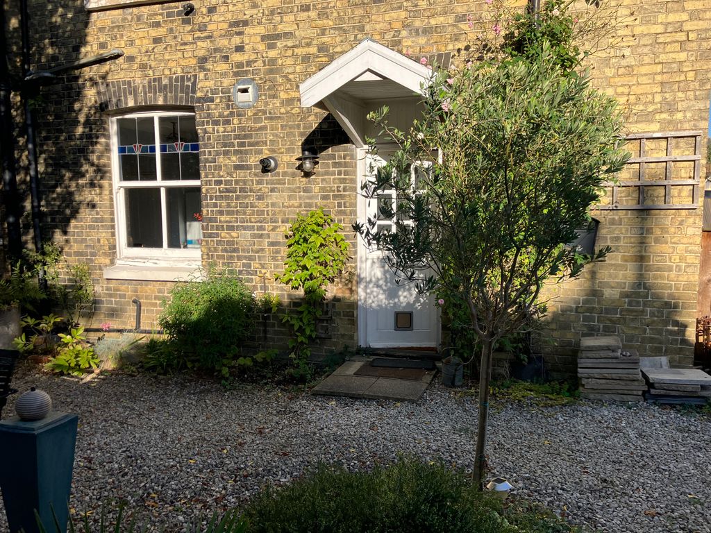 2 bed for sale in Hatchlands Road, Redhill RH1, £370,000