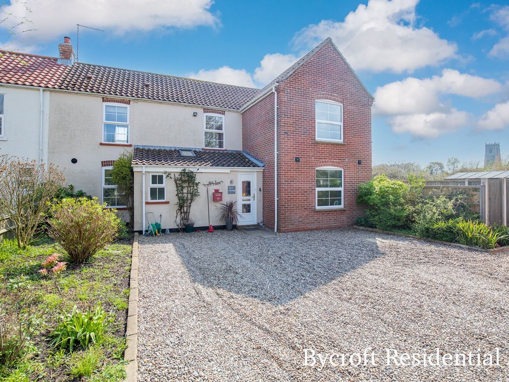 4 bed semidetached house for sale in Low Road, WintertonOnSea, Great