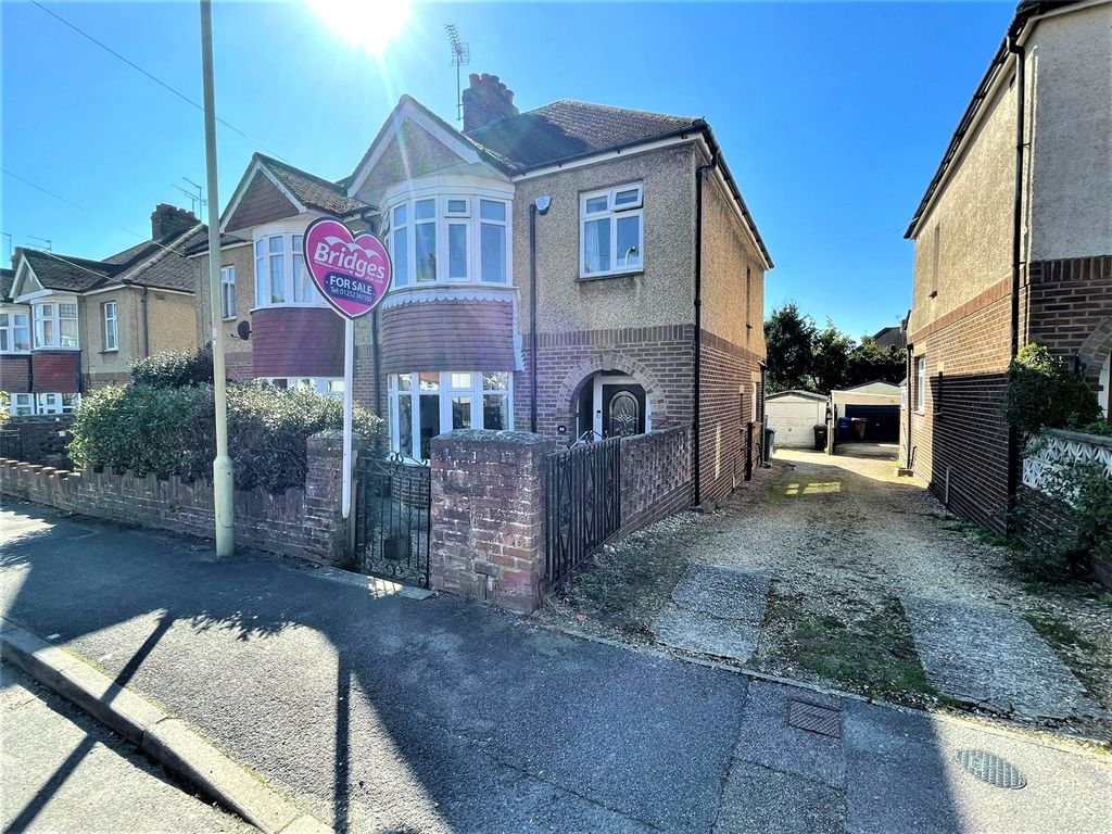 3 bed semidetached house for sale in Coronation Road, Aldershot