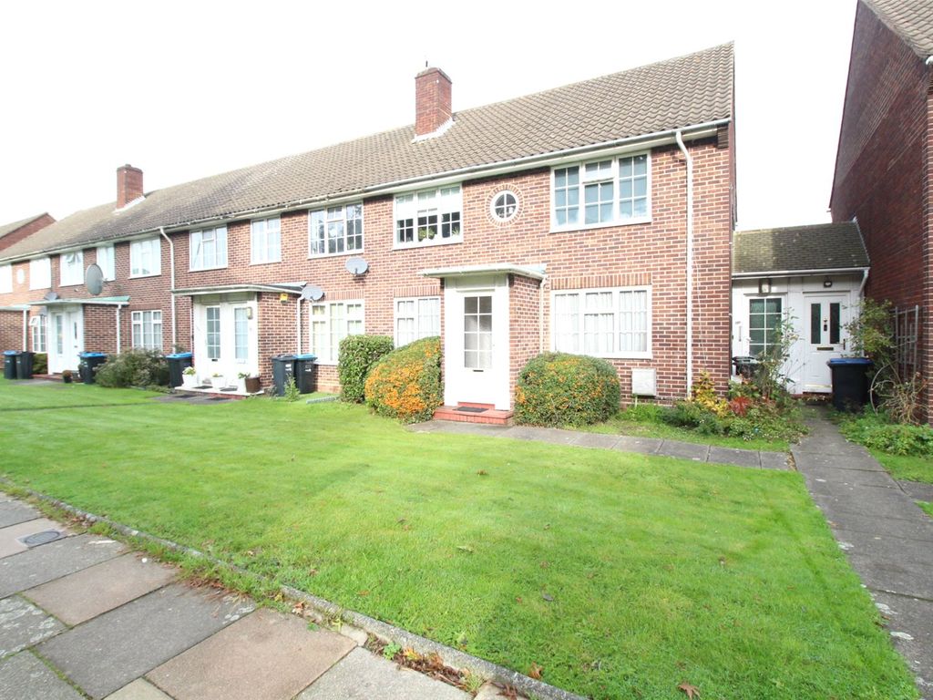 2 bed flat for sale in Bramley Road, London N14, £399,950 Zoopla