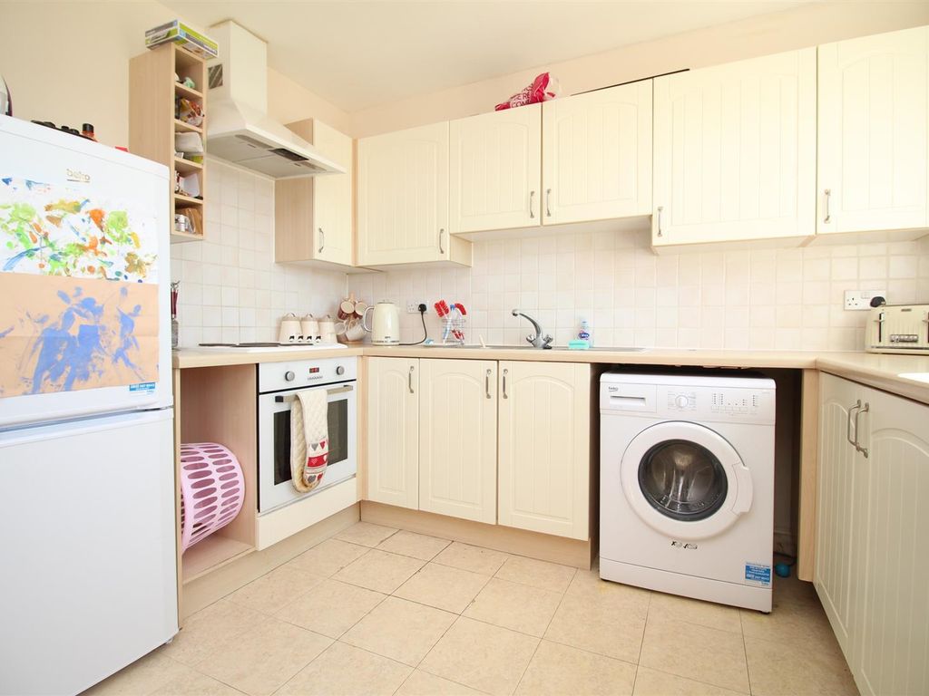 2 bed flat to rent in Richmond Meech Drive, Kennington, Ashford TN24, £