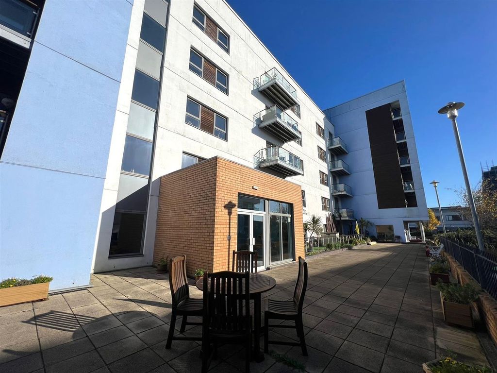 2 bed flat for sale in Mariner Court, Lamberts Road, Marina, Swansea