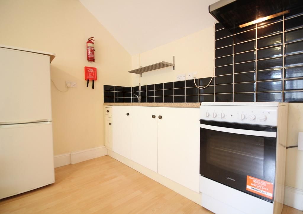 Studio to rent in Chertsey Bridge Road, Chertsey KT16, £975 pcm Zoopla