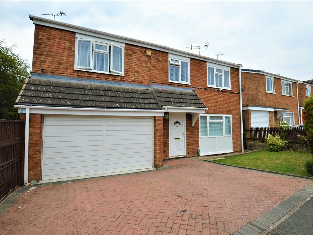 5 bed detached house to rent in Queenborough, Toothill, Swindon SN5