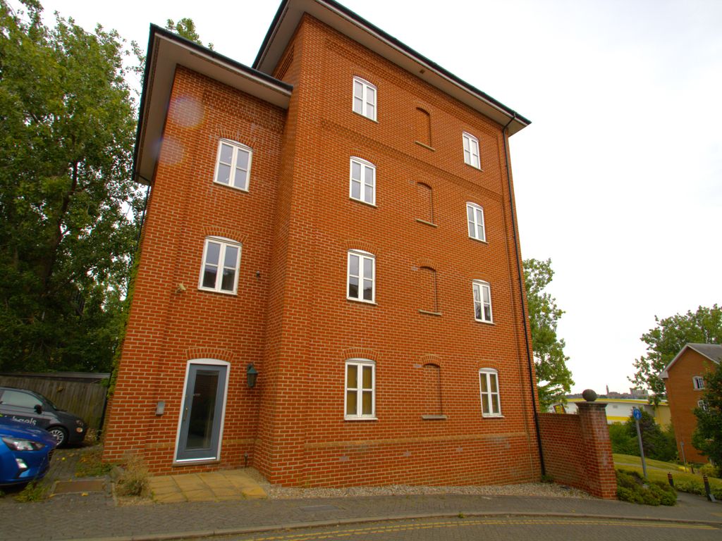 2 bed flat to rent in Groves Close, Colchester CO4 Zoopla