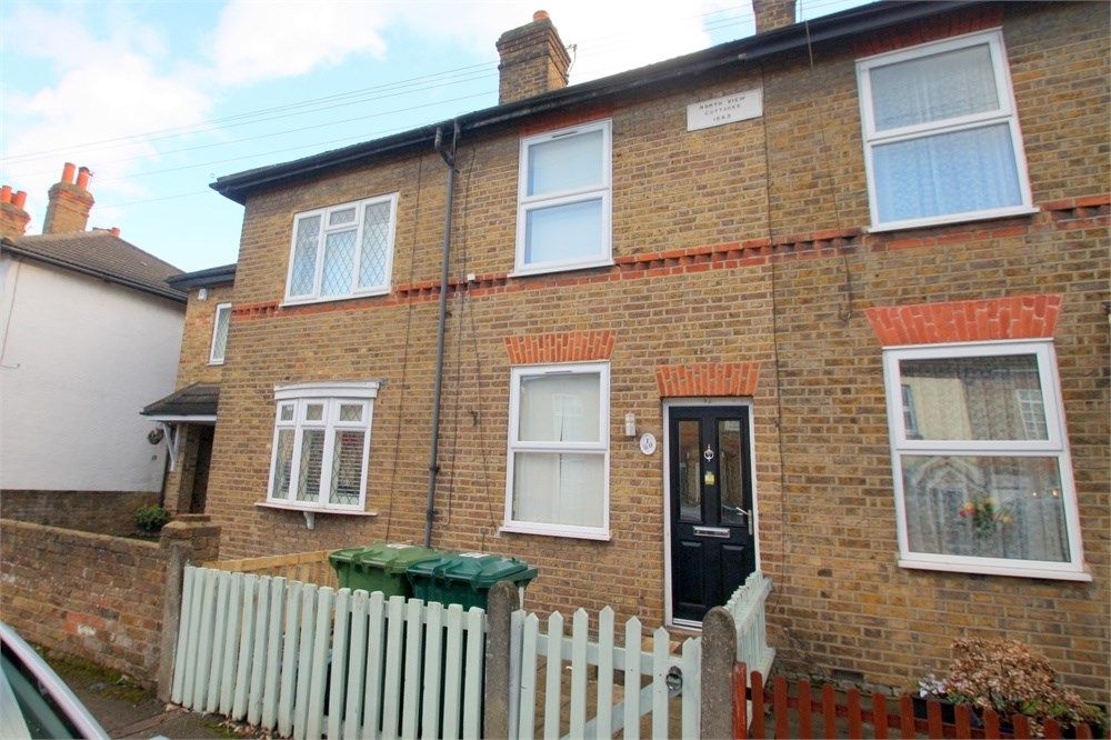 2 bed cottage to rent in Farnell Road, StainesUponThames TW18, £1,475