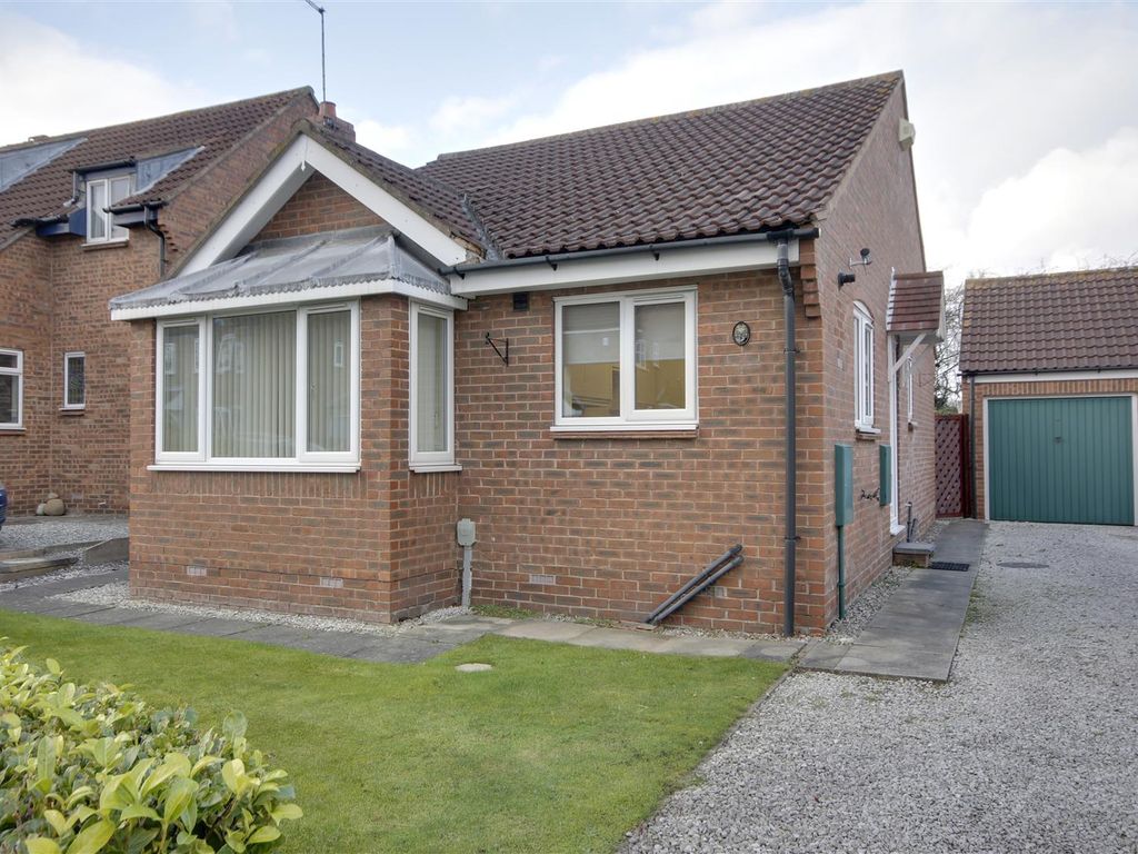 2 bed detached bungalow for sale in The Willows, Hessle HU13, £235,000 Zoopla