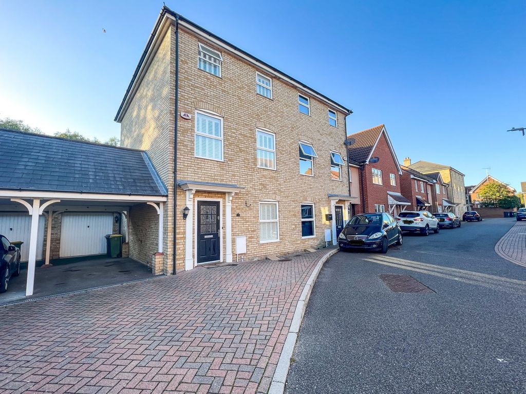 4 bed town house for sale in Reynolds Gardens, Ashingdon, Rochford SS4