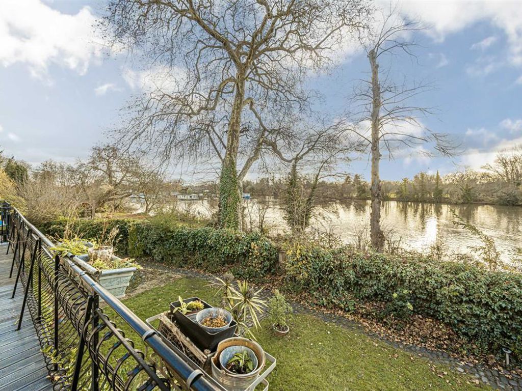 2 bed terraced house for sale in Hampton Court Road, Hampton TW12, £