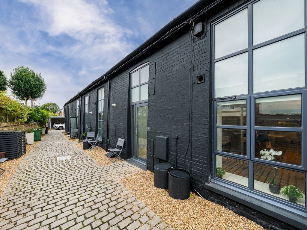 2 bed mews house for sale in Goldhurst Terrace, South Hampstead NW6, £