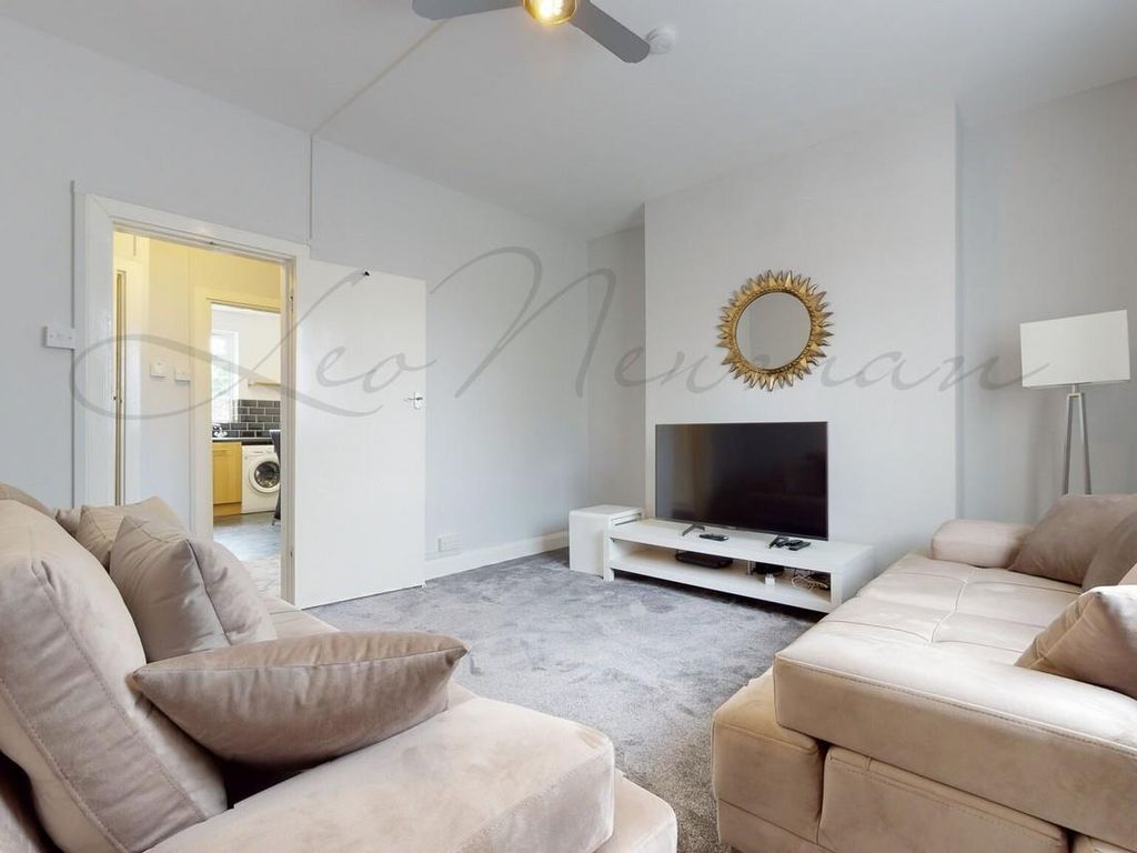 2 bed flat to rent in High Street, Southgate N14, £1,715 pcm Zoopla
