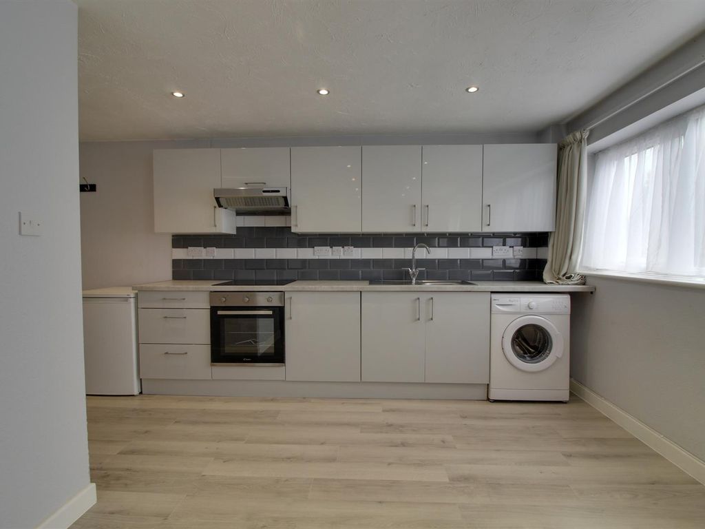 Studio to rent in Horndean Road, Bracknell RG12, £1,000 pcm Zoopla