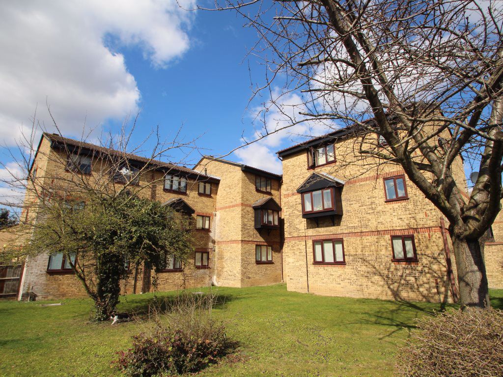 Studio to rent in Blacksmiths Close, Chadwell Heath, Romford RM6 Zoopla