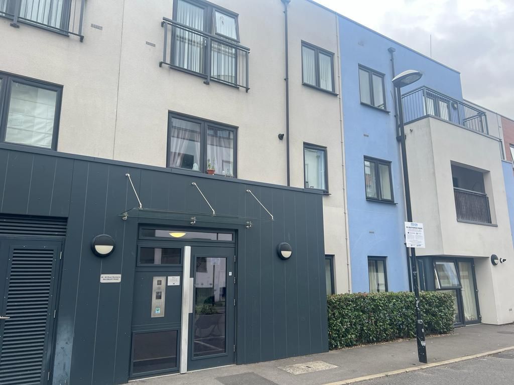 1 bed flat to rent in Salisbury Road, Southall UB2, £1,400 pcm Zoopla