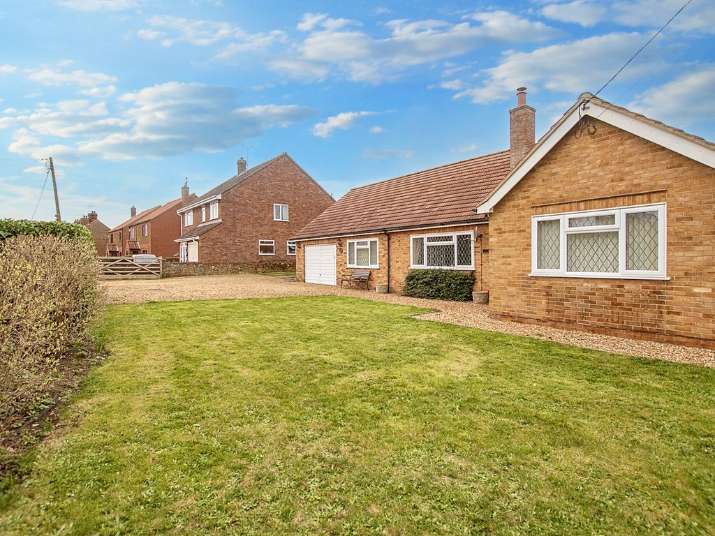 4 bed detached bungalow for sale in Lynn Road, Ingoldisthorpe, King's