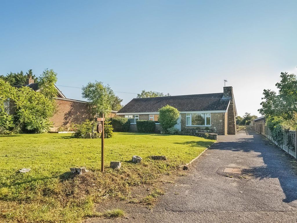 4 bed detached bungalow for sale in Milton Road, Clapham, Bedford MK41