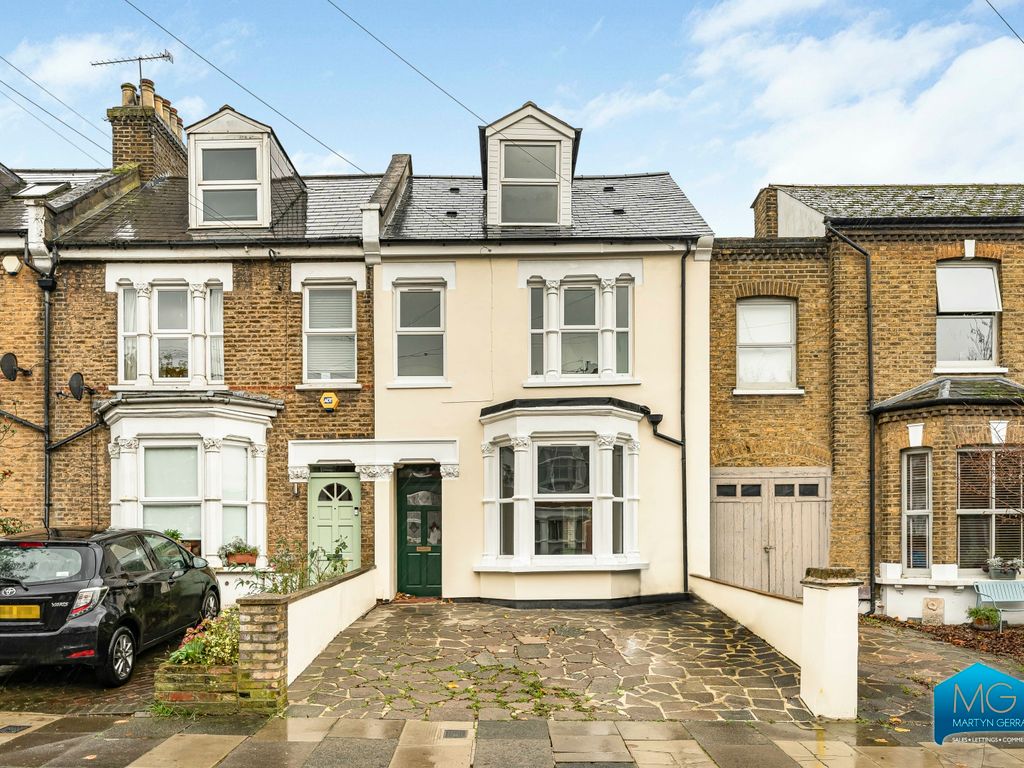 4 bed terraced house to rent in Parkhurst Road, Friern London