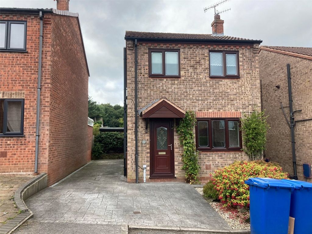 3 bed detached house for sale in Briardene Close, Chesterfield