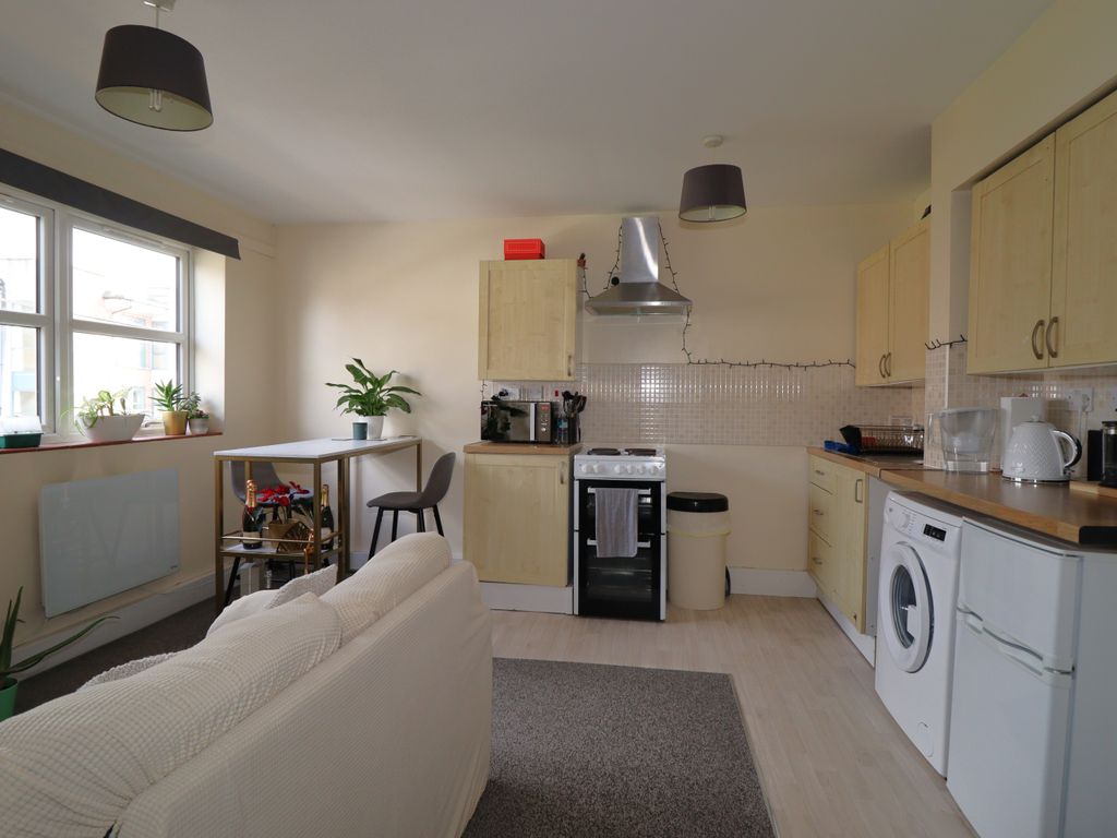 1 bed flat to rent in High Street, Addlestone KT15, £850 pcm Zoopla