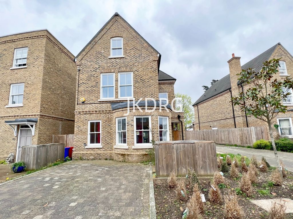 5 bed detached house for sale in Barrons Chase, Richmond TW10, £