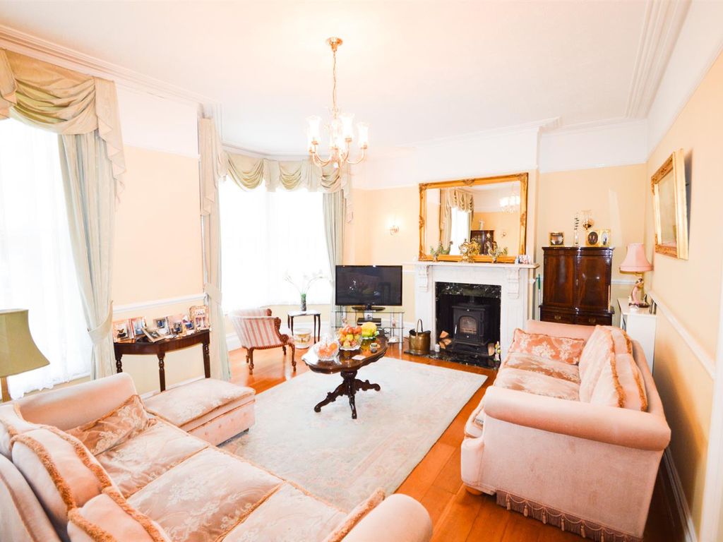 5 bed property to rent in Manford Way, Chigwell IG7 Zoopla