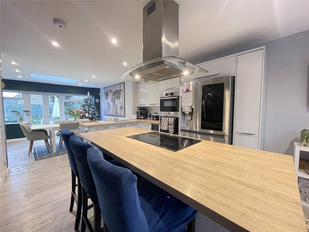 4 bed semidetached house for sale in Prince Charles Road, Fairford