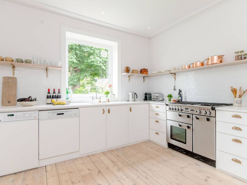 2 bed flat to rent in Crediton Hill, West Hampstead, London NW6, £5,200