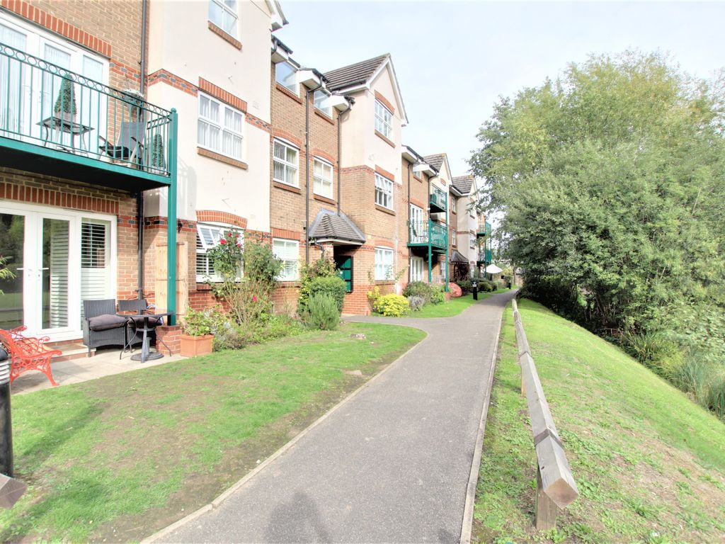 2 bed flat to rent in Mill Stream Lodge, (Pk389), Rickmansworth WD3, £