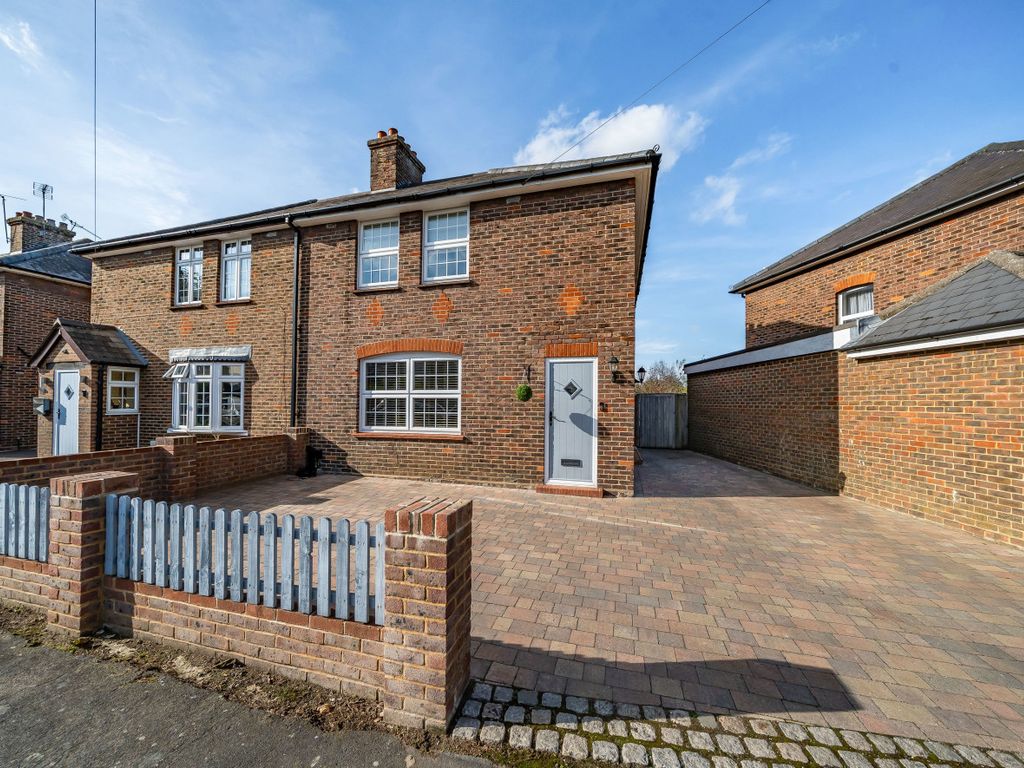 3 bed semidetached house for sale in Woking, Surrey GU22, £575,000