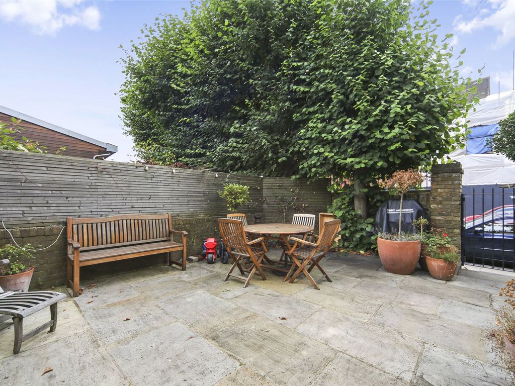 2 bed flat to rent in Road, London W12 Zoopla