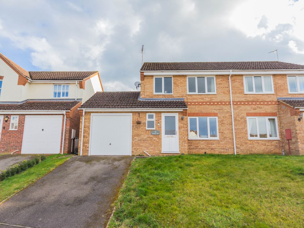 3 bed semidetached house for sale in Saddlers Way, Raunds