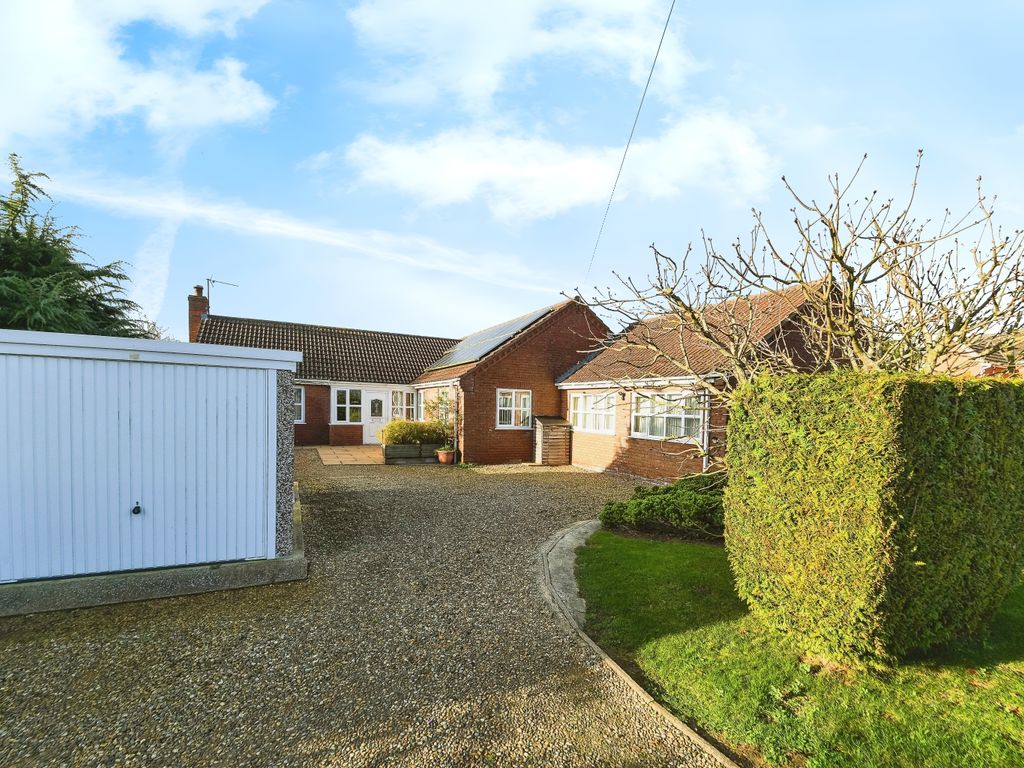 4 bed bungalow for sale in Lime Walk, Long Sutton, Spalding