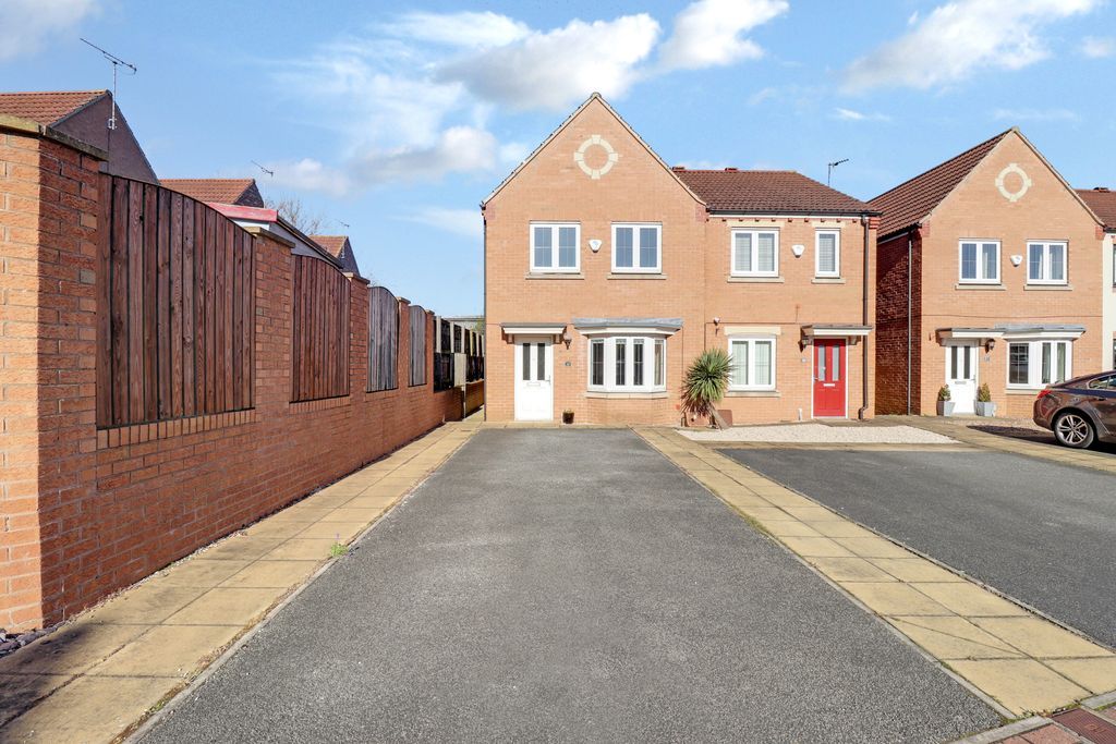 3 bed semidetached house for sale in Holywell Avenue, Castleford WF10