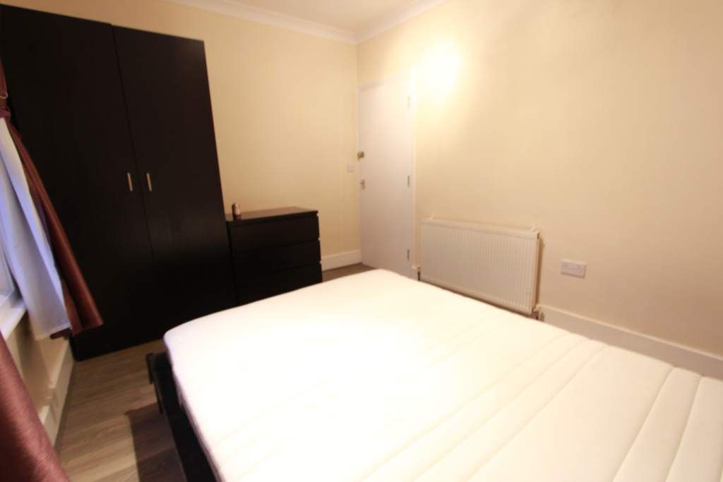 2 bed flat to rent in Woodhouse Road, London N12, £2,000 pcm Zoopla