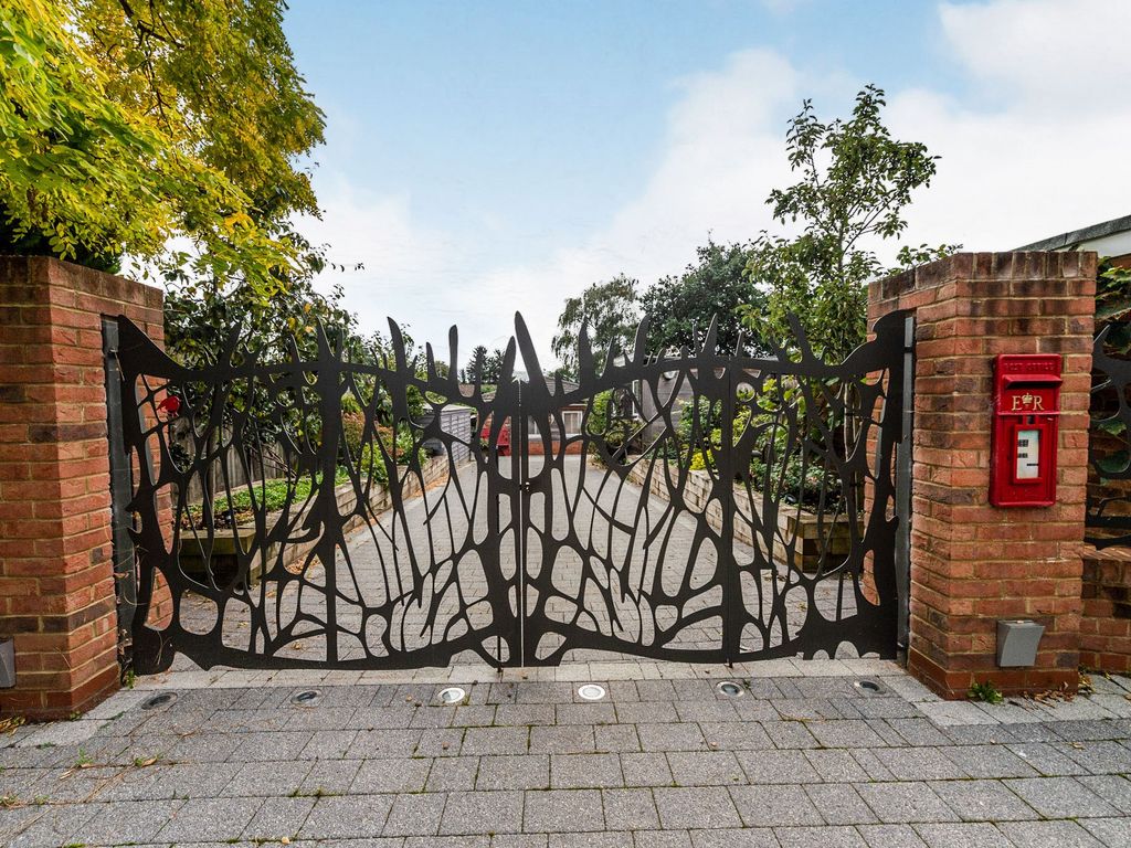 3 bed bungalow for sale in Pennivale Close, Leighton Buzzard