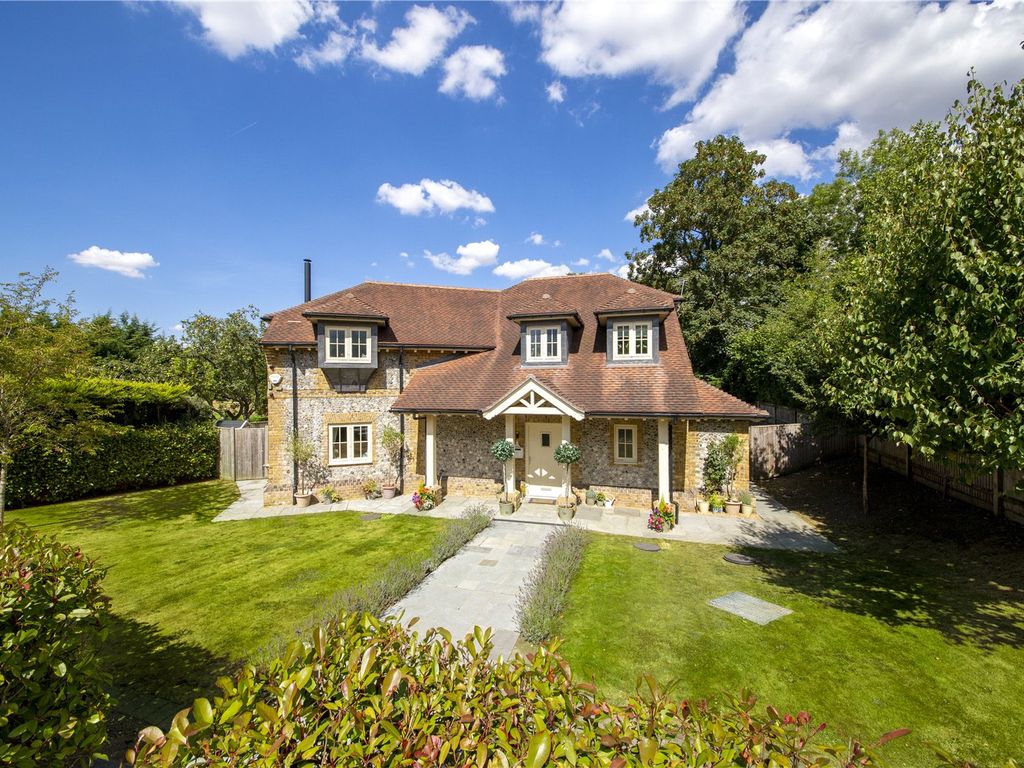 4 bed detached house for sale in Reading Road, Lower Basildon, Reading