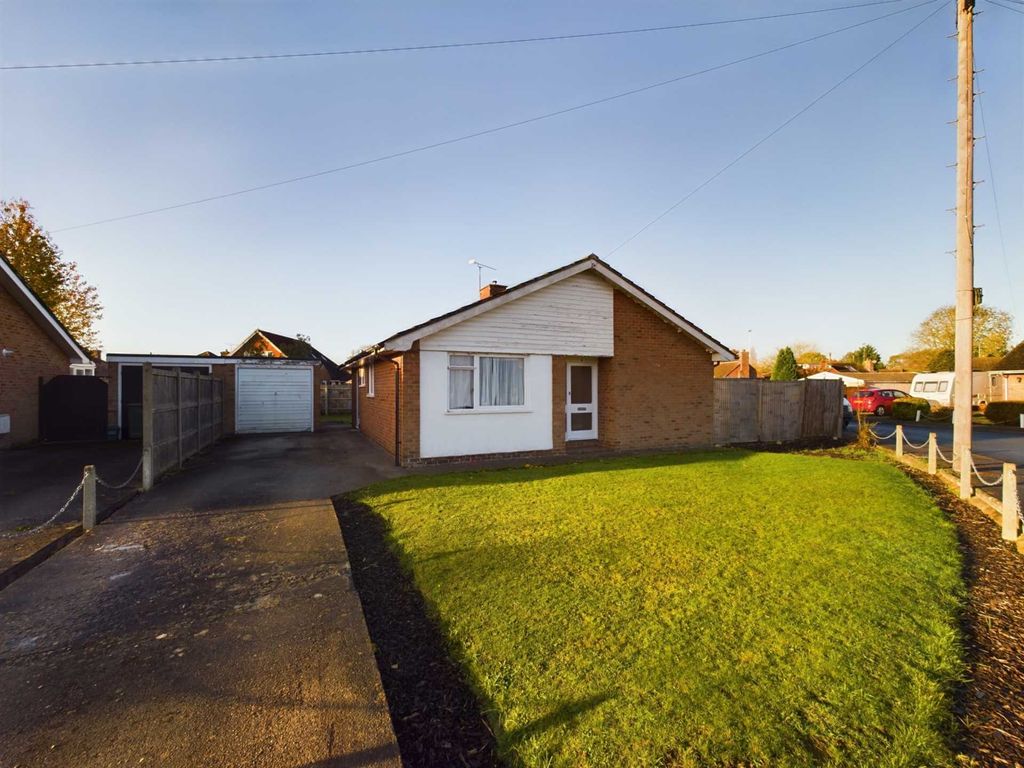 3 bed detached bungalow for sale in Home Close, Weston Turville HP22, £