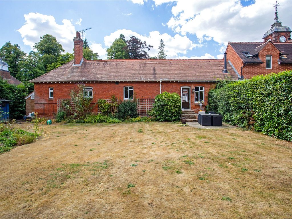 4 bed mews house for sale in Coopers Hill Road, Nutfield, Redhill RH1
