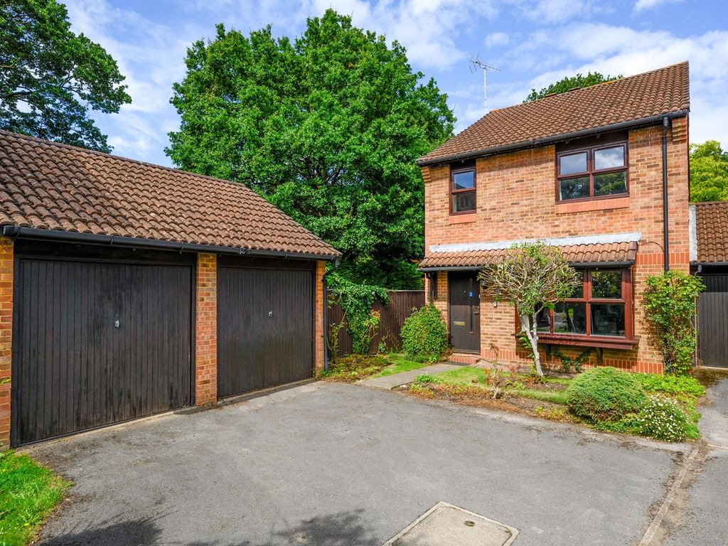 4 bed linkdetached house for sale in Fisher Close, WaltonOnThames