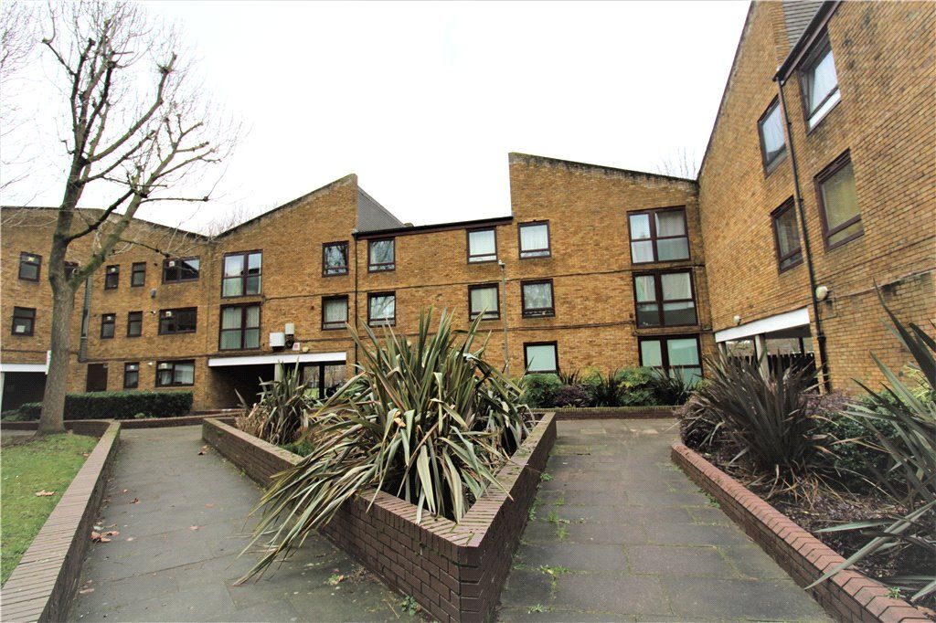 3 bed flat for sale in Siward Road, Earlsfield, London SW17, £450,000