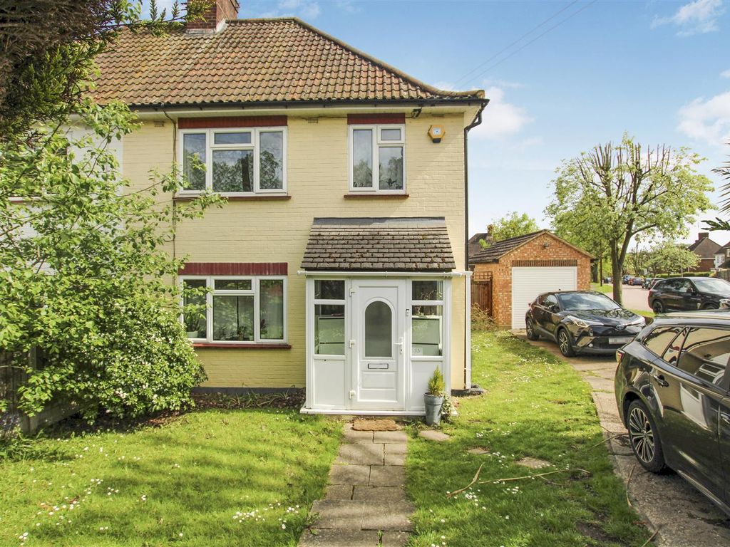 3 bed semidetached house for sale in Orchard Avenue, Brentwood CM13