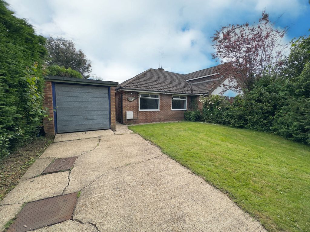 2 bed semidetached bungalow to rent in Barn Lane, Oakley, Basingstoke