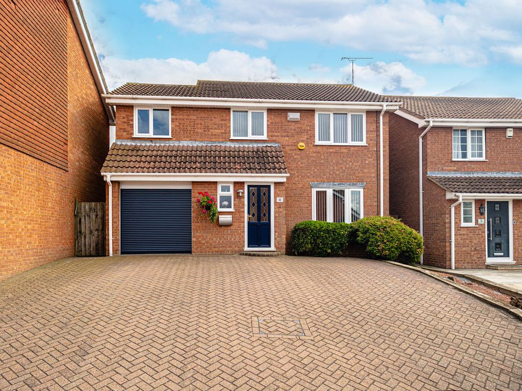 4 bed detached house for sale in Biddenden Court, Basildon SS13 Zoopla