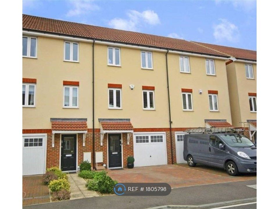 4 bed terraced house to rent in Robinia Road, Broxbourne EN10, £2,100