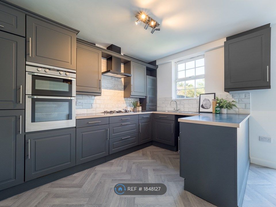 5 bed terraced house to rent in The Ridings, Grange Park, Northampton