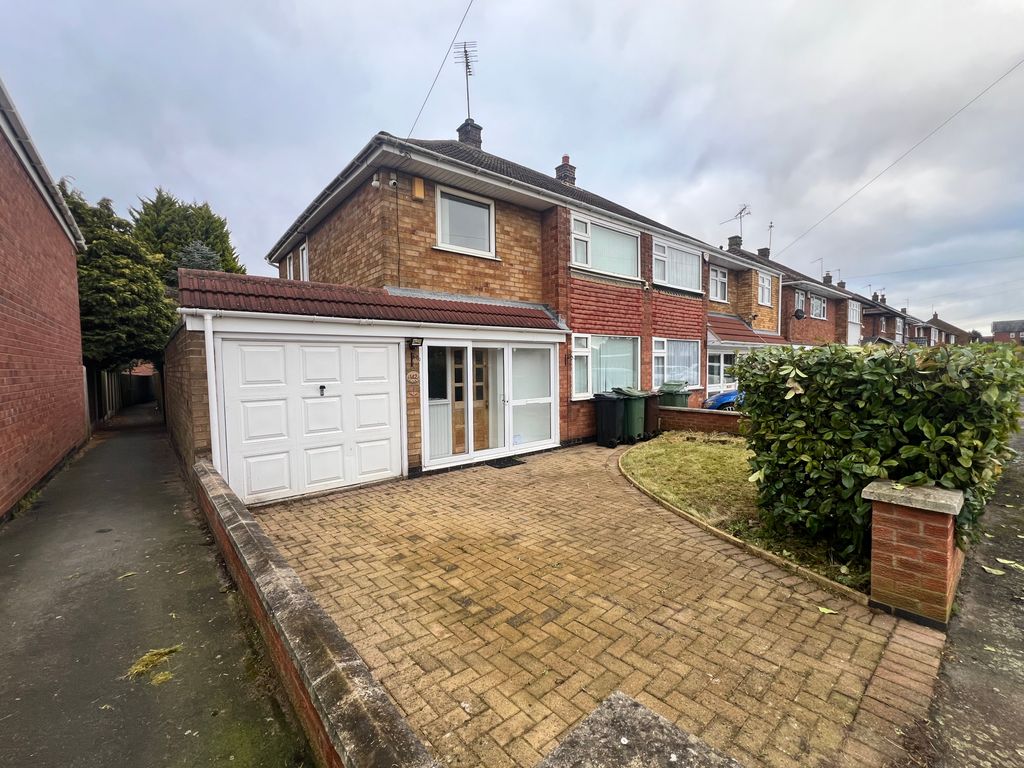 3 bed semidetached house to rent in Humberstone Lane, Leicester LE4, £