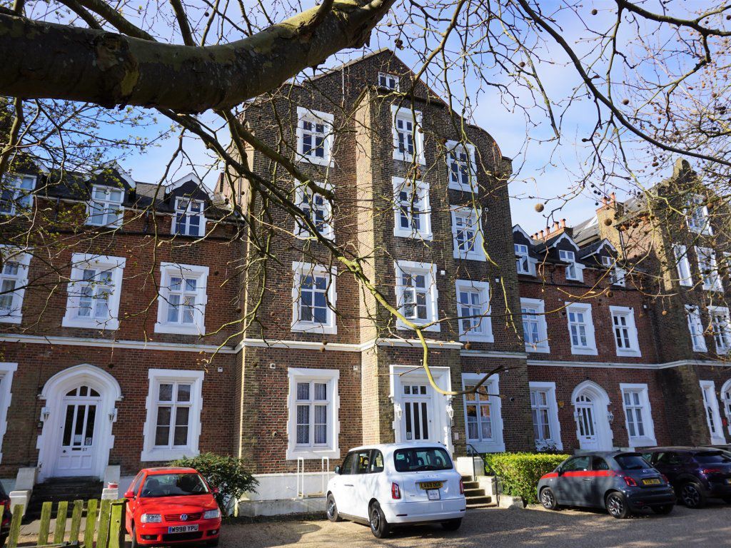 2 bed flat to rent in Upton Park, Slough SL1, £1,300 pcm Zoopla